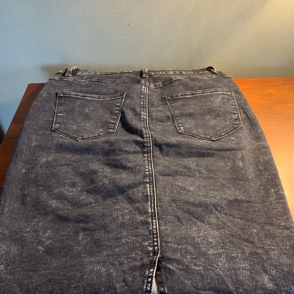 Stretchy denim pencil skirt - Picture 2 of 3